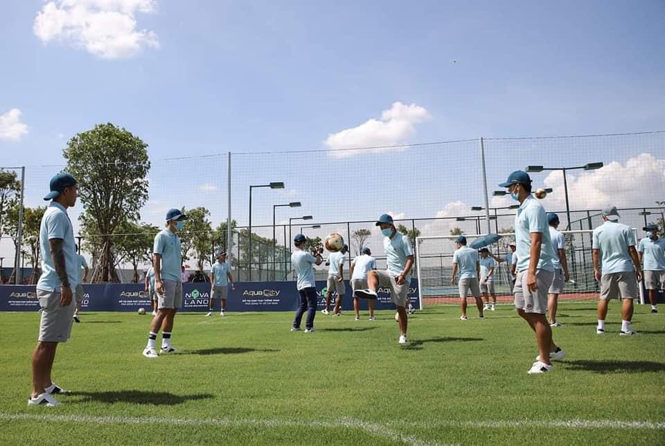 CLB bóng đá Saigon FC tập luyện tại sân bóng trong khu thể thao Aqua Sport Complex