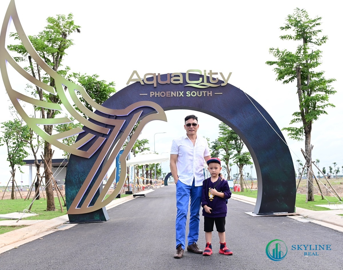 Đạo diễn Quang Hải cùng với con trai đi tham quan đảo Phượng Hoàng Aqua City