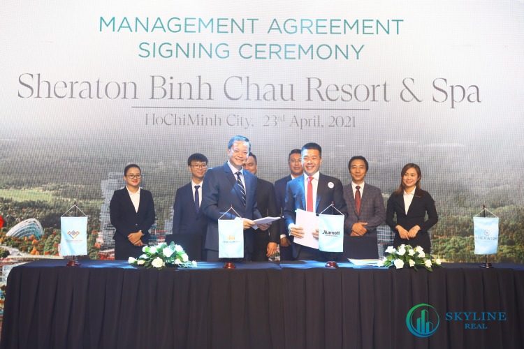 Ông Lê Chí Hùng Việt, Giám đốc điều hành của Hưng Vượng Developer (bên trái) và Hà Quốc Minh, đại diện tập đoàn Marriott International tại Việt Nam