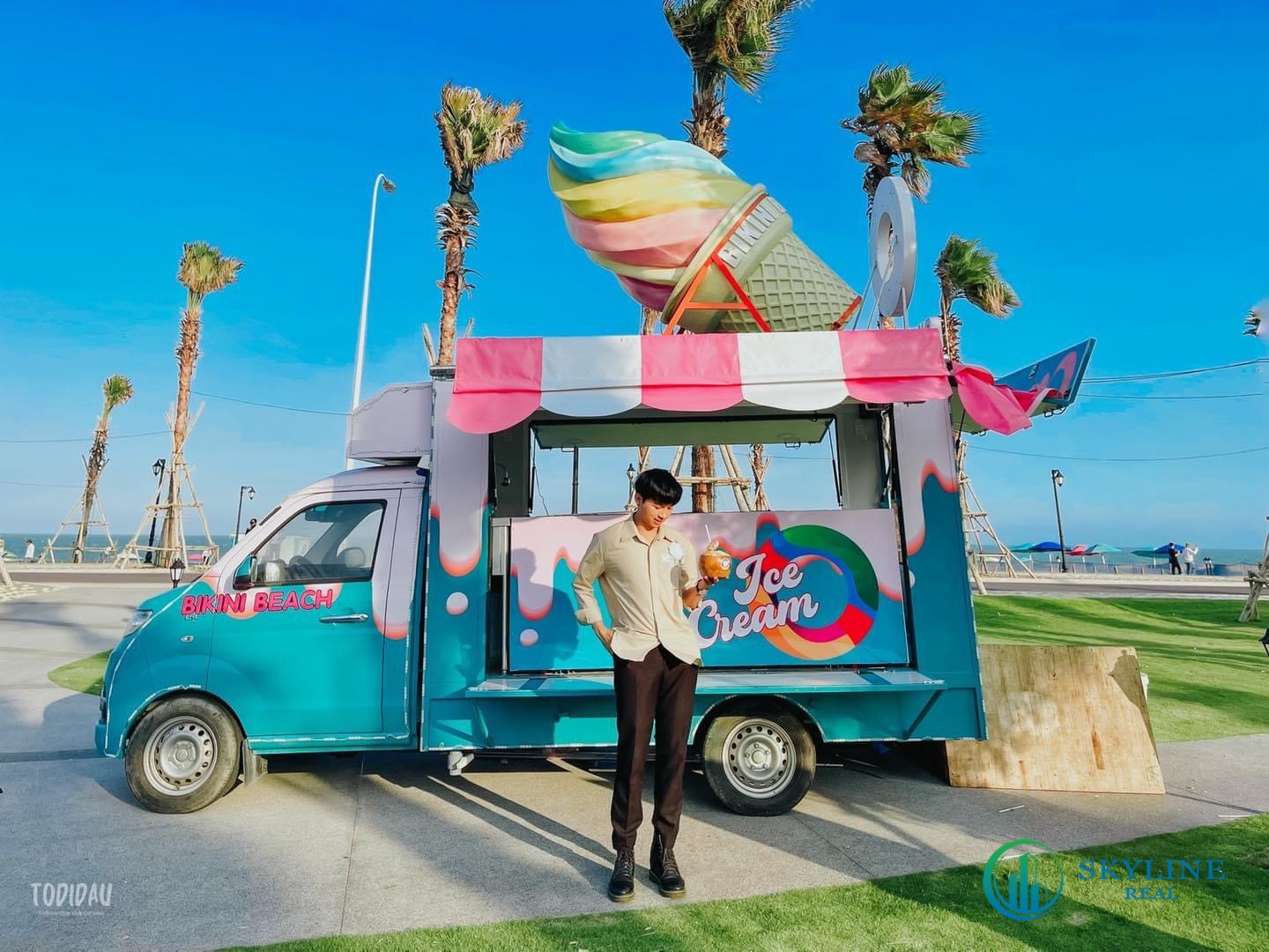 Xe kem màu xanh kiểu Mỹ nằm trong khu công viên Bikini Beach trẻ trung, năng động