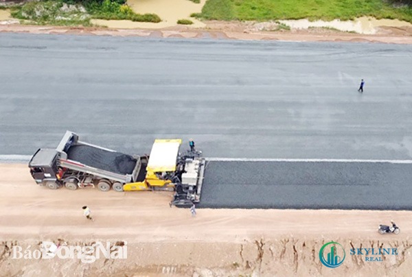 Những tuyến đường đầu tiên của dự án cao tốc Phan Thiết - Dầu Giây đã được thi công cấp phối đá dăm để chuẩn bị thảm lớp bê tông nhựa thứ nhất sau gần một năm khởi công.
